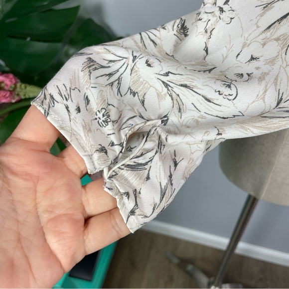 NWT ASTR off white sketch floral blouse with tie Sz S - Picture 6 of 16
